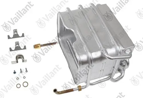 Vaillant Wärmetauscher in metallischer Optik mit Anschlussrohren und Befestigungsteilen auf weißem Hintergrund, geeignet für Heizungsanwendungen.